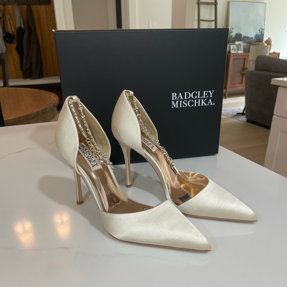 Badgley Mischka Tierra Two Piece Pump